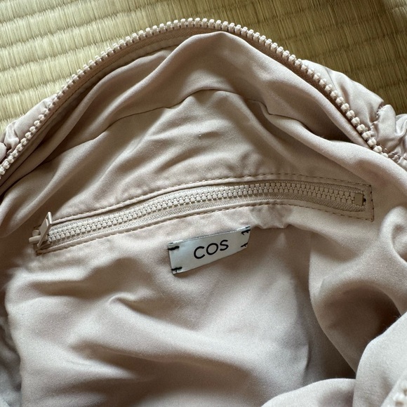 COS Oversized quilted bag - Picture 3 of 6